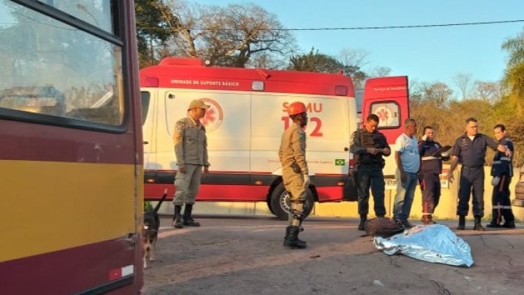 Motociclista morre ao colidir contra ônibus no anel viário Maykon dos Santos de Almeida morreu no local do acidente. Corpo de Bombeiros/Divulgação