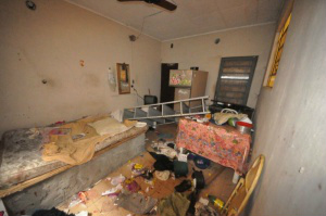 Descontrolado, homem se fere ao quebrar quarto de pensionato e deixa prejuízos Móveis ficaram totalmente destruídos. (Foto: Marcelo Calazans)