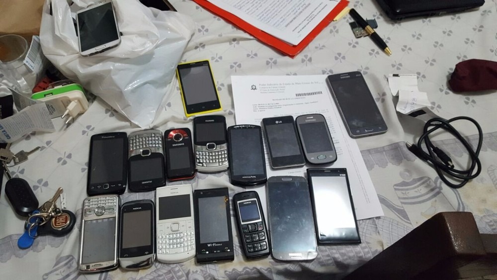 Diretor do Instituto Penal de Campo Grande é detido em Operação Chip Celulares foram apreendidos durante Operação Chip em Campo Grande, nesta segunda-feira (12) (Foto: MP-MS/ Divulgação)