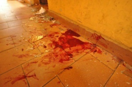 Descontrolado, homem se fere ao quebrar quarto de pensionato e deixa prejuízos José ficou com vários cortes pelo corpo e perdeu muito sangue. (Foto: Marcelo Calazans)
