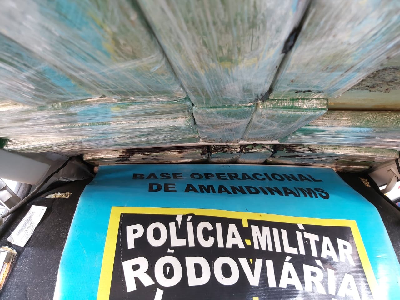 Polícia encontra maconha no assoalho e forro do teto de veículo que seguia para SP Droga no teto do veículo. Divulgação