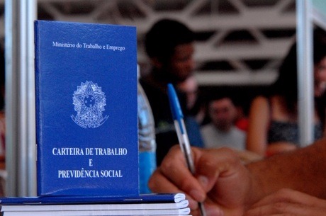 Relatório da reforma trabalhista deve ser lido hoje em comissão do Senado Relatório da reforma trabalhista deve ser lido hoje em comissão do Senado