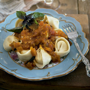 Agnolotti de Emmental e molho de tomate, aprenda essa receita saborosa Agnolotti de emmental e molho de tomate -Foto: Cacá Bratke/Editora Globo