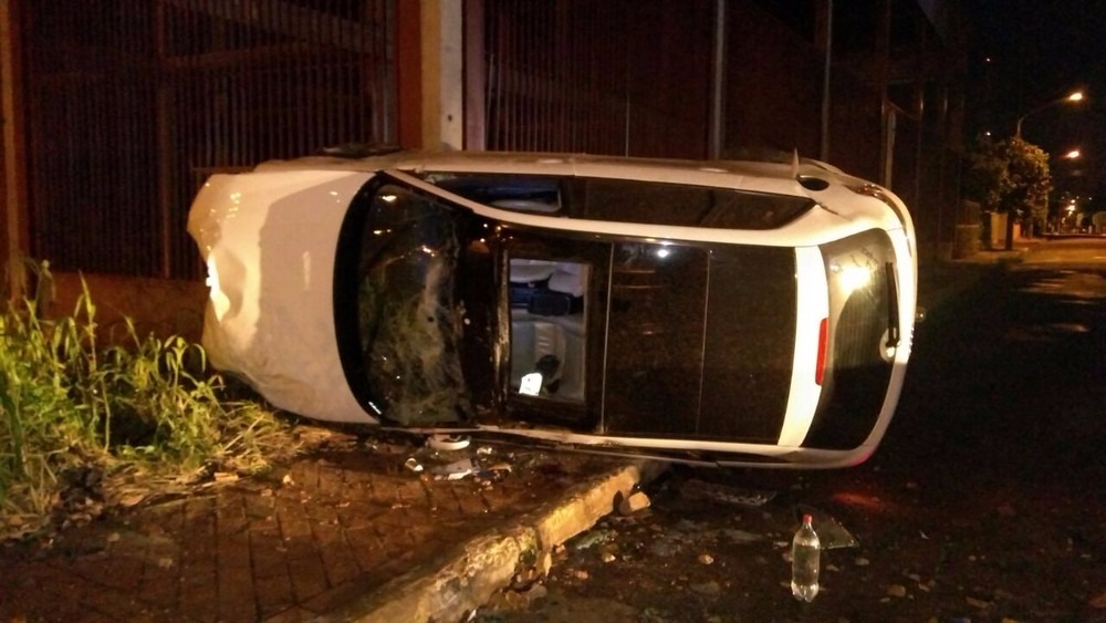 Audi tombou e parou de lado, sendo sustentado pelo poste (Foto: Osvaldo Nóbrega)