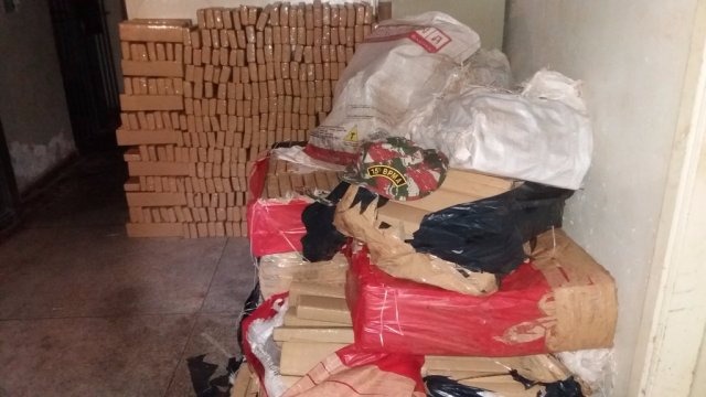 Tabletes de maconha apreendidos em caminhonete (Foto: Divulgação/PMA)