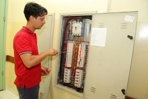 Fiação elétrica está sendo toda revisada. (Foto: Marlon Ganassin/PMCG)