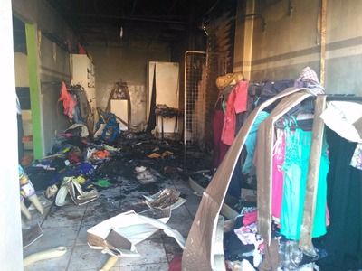 Incêndio destruiu estoque de loja de roupas, no bairro Nova Jerusalém (Foto: Osvaldo Nóbrega/TV Morena)
