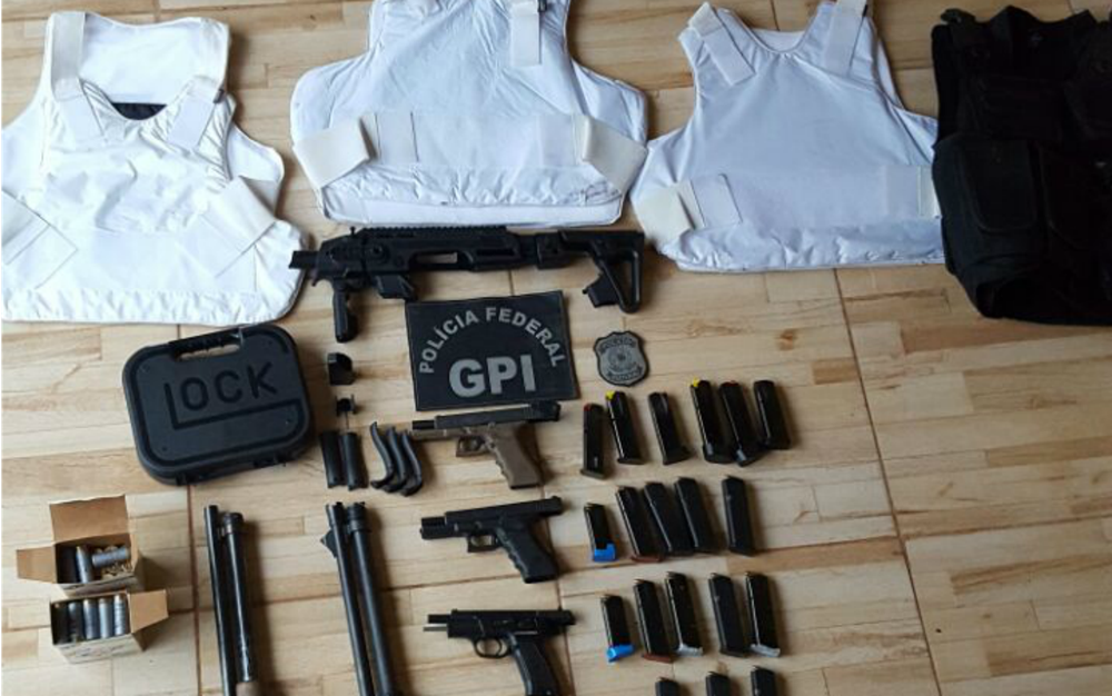 Armas, coletes e munições apreendidas em operação contra quadrilha (Foto: PF/ Divulgação)