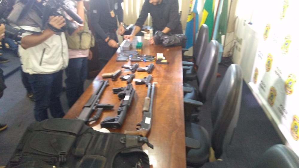 Armas, munições e coletes apreendidos com suspeitos (Foto: Osvaldo Nóbrega