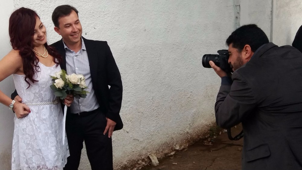 Luis Augusto e Anie ganharam de presente o registro fotográfico da cerimônia do Tribunal de Justiça do estado (Foto: Anderson Viegas)