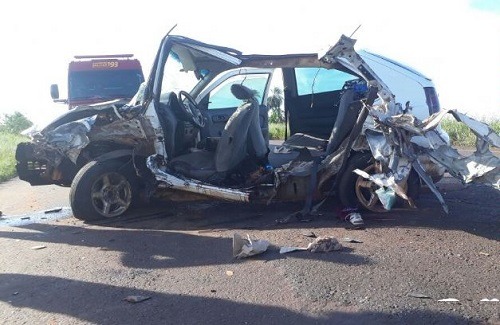 Acidente deixa criança morta e 3 feridos em colisão frontal Lateral do Gol, onde estavam cinco pessoas, ficou destruída - Foto: Divulgação/Vicentina Online