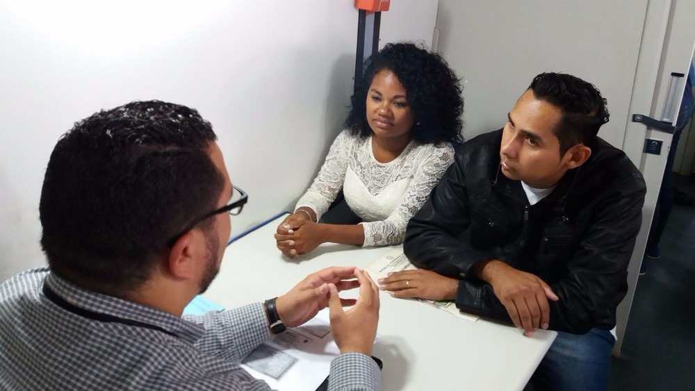 Rafael e Josiane convertendo a união estável de 13 anos em casamento na manhã desta terça-feira em Campo Grande (Foto: Anderson Viega)