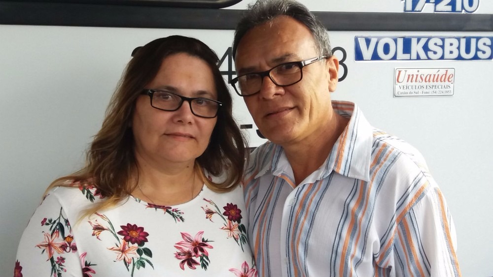 Idonésio e Eliane se conheceram por meio de um site de relacionamentos e estão casando após um ano vivendo juntos (Foto: Anderson Viega)