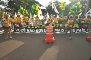 Protesto começa com meia hora de atraso e 4 mil manifestantes Manifestantes pedem a saída da presidente Dilma do poder. (Foto: Marcelo Calazans)