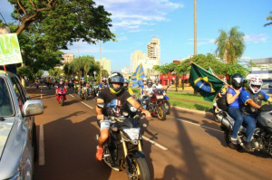 Protesto começa com meia hora de atraso e 4 mil manifestantes Clubes de motociclistas também participam do protesto. (Foto: Fernando Antunes)