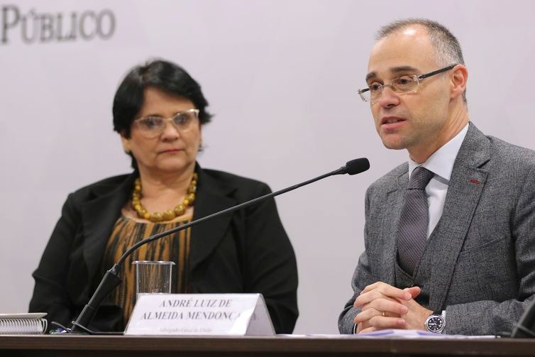 Corrupção é a maior violação de direitos humanos no país, diz Damares A ministra da Mulher, Família e Direitos Humanos, Damares Alves, e o advogado-geral da União, ministro André Mendonça, participam de seminário em Brasília - Valter Campanato/Agência Brasil