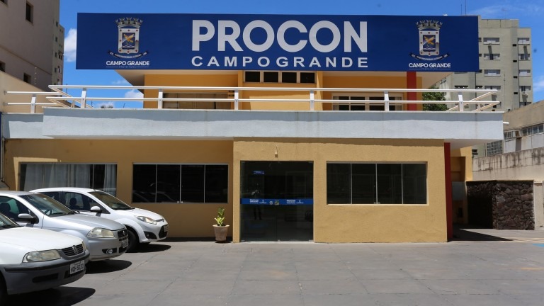 Procon encontra 100 kg de produtos impróprios para consumo em supermercado Procon encontra 100 kg de produtos impróprios para consumo em supermercado