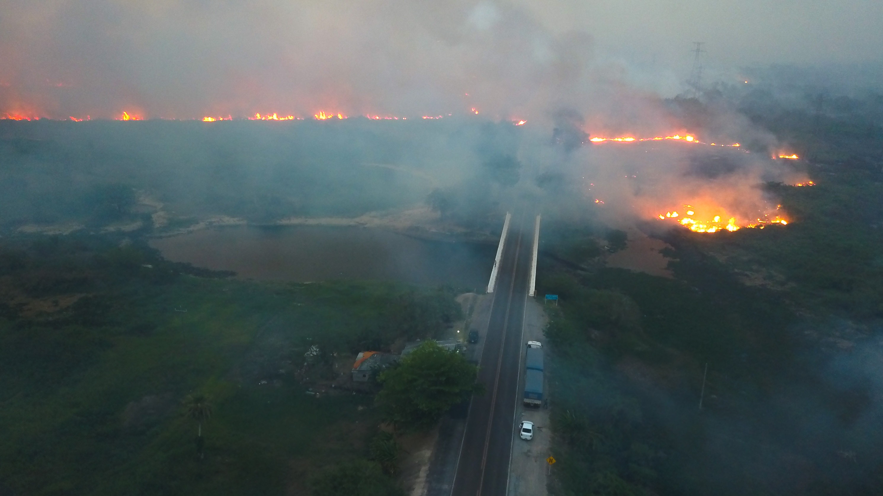 Força-tarefa combate queimadas que já destruíram 50 mil hectares no Pantanal Fogo atinge as duas extremidades da BR-262, próximo ao Buraco da Piranha (entroncamento com a MS-184)