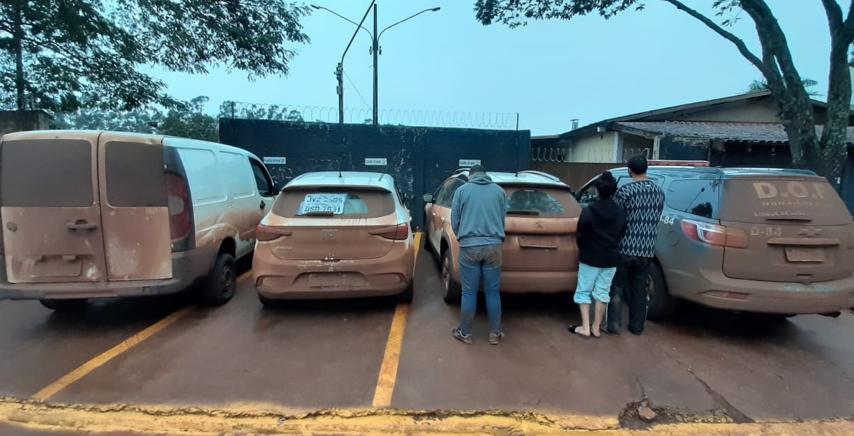 DOF prende três suspeitos levando carros para o Paraguai Divulgação