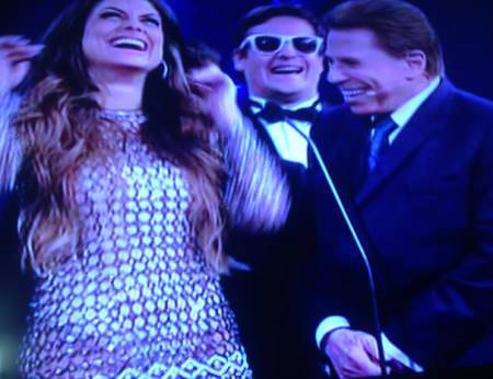 Silvio chama panicat de travesti Mari Baianinha e Vesgo com Silvio Santos (Foto: Reprodução/SBT)