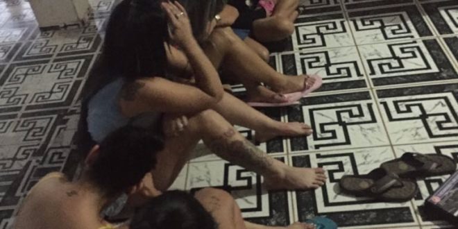 Foram presas 16 pessoas, sendo 9 homens e 7 mulheres, dos quais 11 eram brasileiros.