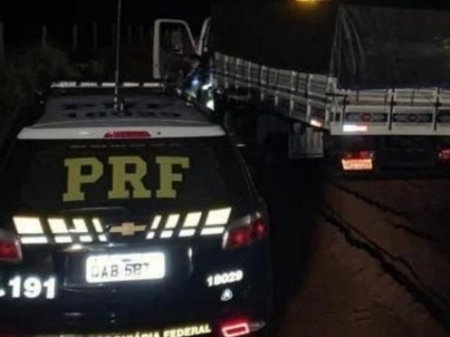 PRF apreende caminhão com 125 mil maços de cigarros contrabandeados