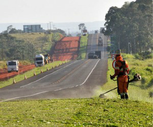ob gestão da iniciativa privada, a BR-163 (esquerda) deixou de ter buracos, tem sinalização e poda de mato 
(Foto: Valdenir Rezende/Correio do Estado)