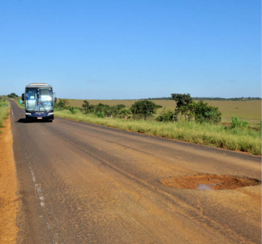 Na BR-060 crateras estão por toda parte; situação é diferente da BR-163 (Foto: Valdenir Rezende)