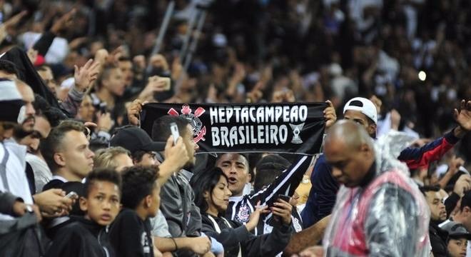 Torcedor levou faixa de heptacampeão brasileiro ao jogo contra o Avaí
Bruno Ulivieri/RAW Image/Estadão Conteúdo/11.11.2017