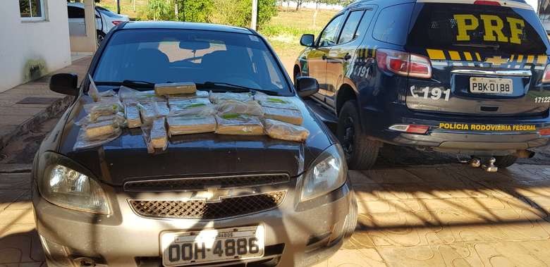 PRF prende motorista transportando 20 quilos de cocaína PRF prende motorista transportando 20 quilos de cocaína