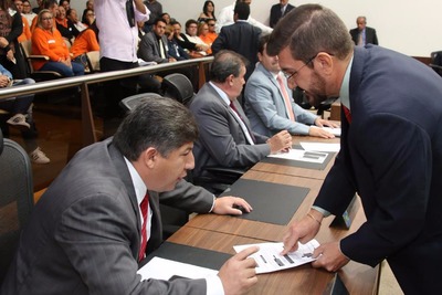 Deputados defendem reformulação de PL que aplica reparação de danos em escolas Kemp (à direita) mostra a Lidio, autor do projeto, dados do Atlas da Violência
Foto: Victor Chileno AL/MS