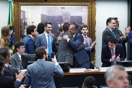 Reforma pode incluir Estados e Municípios no plenário Deputados comemoram aprovação na comissão
Pablo Valadares/Câmara dos Deputados
