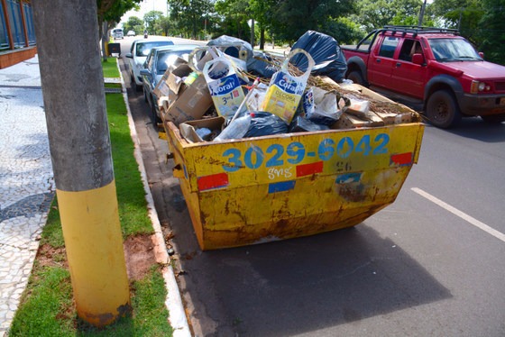 Prefeitura quer parceria para tirar caçambas irregulares das ruas O município não tem nenhuma empresa credenciada para o serviço de remoção de caçambas clandestinas - Gerson Oliveira/Arquivo