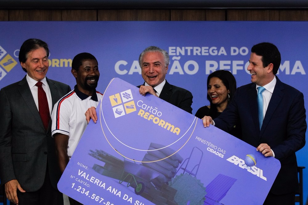 Bruno Araújo (à direita) participou nesta segunda (13), ao lado de Temer, do lançamento do Cartão Reforma (Foto: Marcos Corrêa, PR)