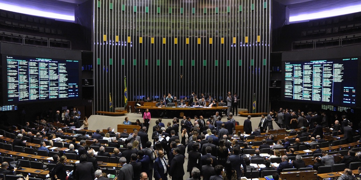 Taxação da energia solar, pacote anticrime e porte de armas estão na pauta de hoje (30) Divulgação