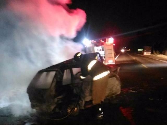 Dois corpos carbonizados são encontrados dentro de carro incendiado na BR-262 Uno ficou totalmente destruído (Foto: Divulgação)
