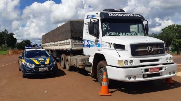 PRF apreende carga com 163 mil maços de cigarro em rodovia PRF apreende carga com 163 mil maços de cigarro em rodovia