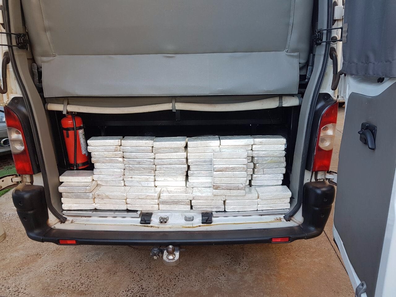 PF apreende carga de cocaína marcada com desenho de pomba Droga estava distribuída embaixo de bancos e no porta-malas de veículo - Foto: Divulgação/ PF
