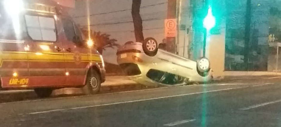 Motorista sem CNH capota carro no Centro e rua fica fechada por 2 horas Divulgação