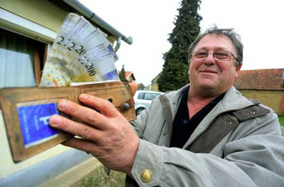Homem recupera carteira após 14 anos contendo mais dinheiro do que tinha quando ele a havia perdido Homem recupera carteira após 14 anos contendo mais dinheiro do que tinha quando ele a havia perdido