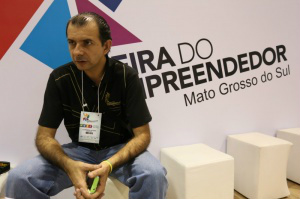 Analista de atendimento explica como aproveitar as oportunidades da Feira 
(Foto: Marcelo Victor)