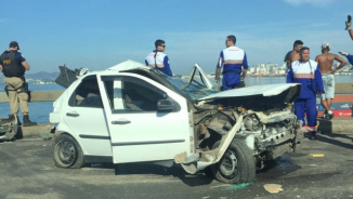 Palio branco ficou destruído após batida com um ônibus Foto: Foto Extra