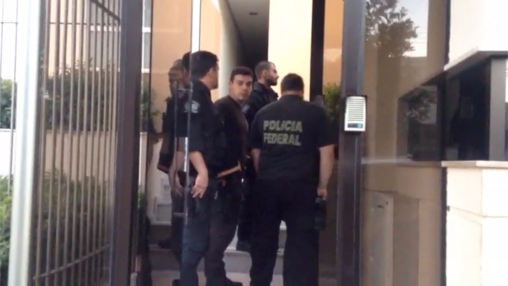 Policiais federais entram no prédio onde mora o ex-governador de MS, em Campo Grande (Foto: Reprodução)
