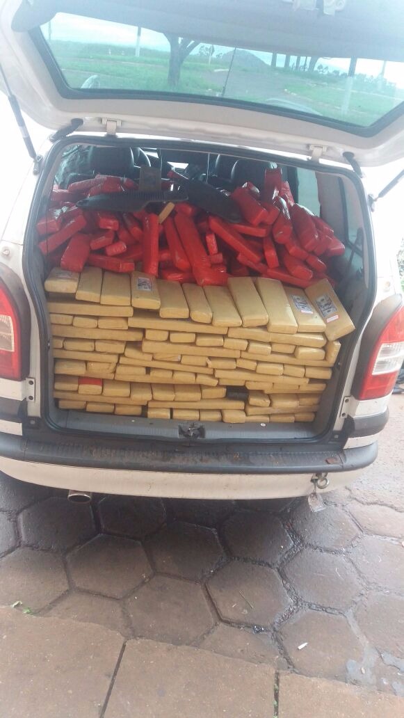 Maconha e veículo apreendido.