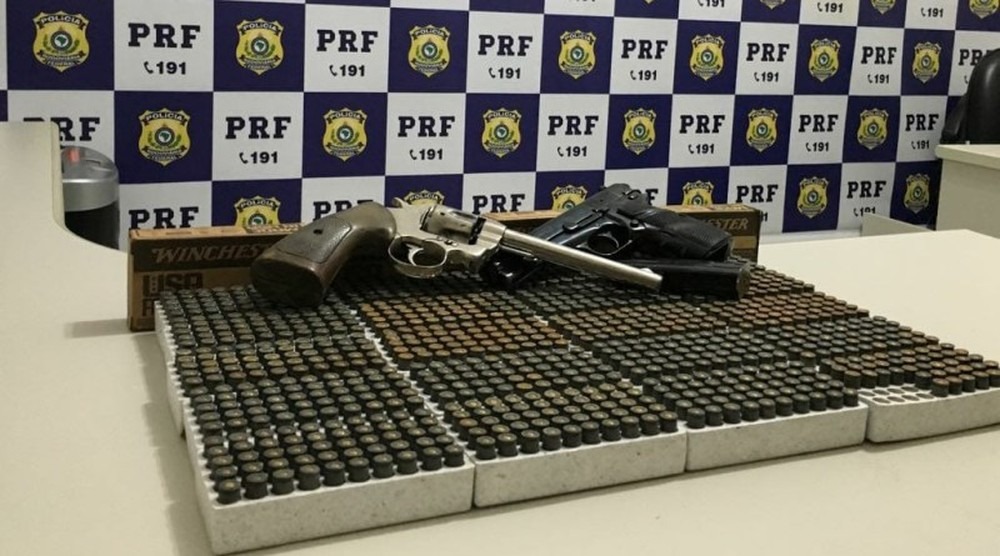 PRF apreende drogas, armas argentinas e centenas de munições na BR-262 Homem foi preso com armas e munições em rodovia de MS. PRF/Divulgação