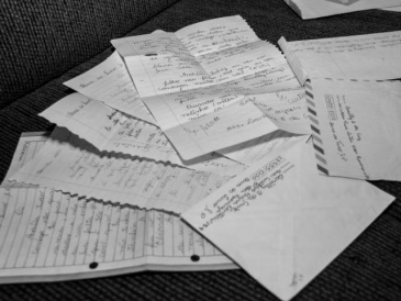 Cartas antigas têm códigos e escondem "segredos" de amigas adolescentes Papéis escondem