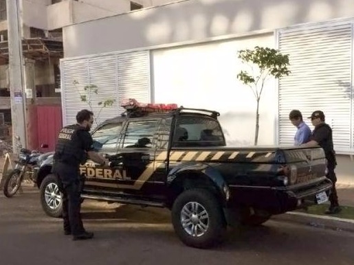 O advogado, André Puccinelli Junior sendo levado por policiais federais (Foto: Bruna Kaspary)
