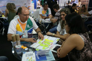Feira mostra o caminho ideal para tirar o próprio negócio do papel Consultor ajuda participantes da feira a por a ideia no papel (Foto: Marcelo Victor)