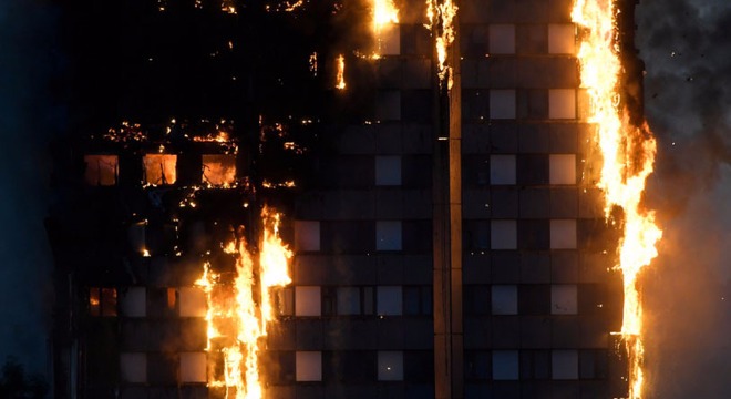 Fogo começou no segundo andar e rapidamente se alastrou até atingir o 24º andar do prédio
Toby Melville/Reuters