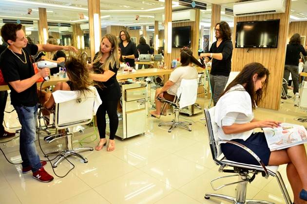 Procon encontra variações de 380% E 130% em serviço de salão de beleza e buquê de rosas Reprodução - Site Palpite de Luxo